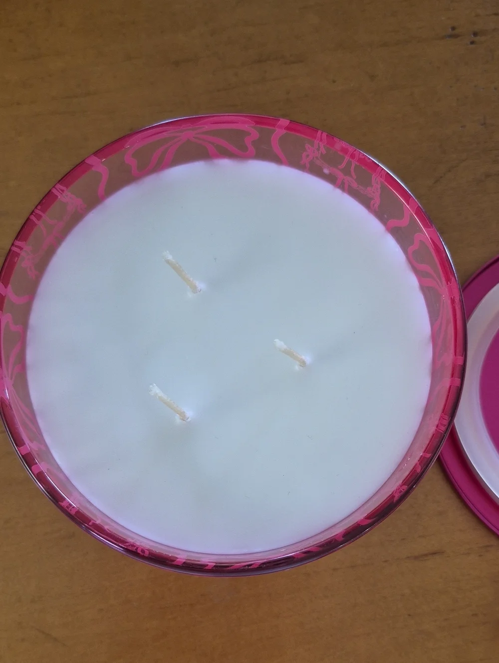 Juicy Couture 16.5oz, 3 wick Sweet Treat Candle in Pink and White
